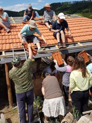 Dach decken Bibelschüler und Klienten